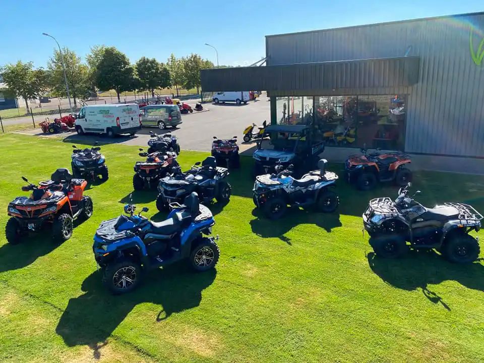 Quads CFMOTO exposés sur gazon devant la concession SMB Motoculture